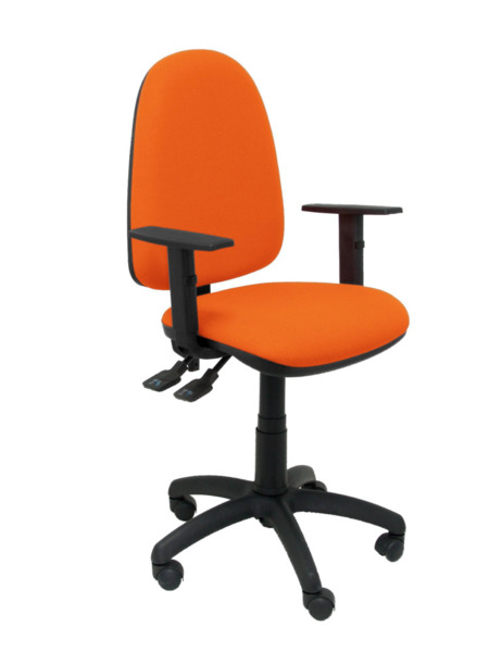 Silla de oficina Tribaldos naranja con brazos regulables