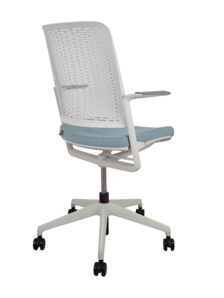 Silla WithMe gris asiento blazer azul claro (7)