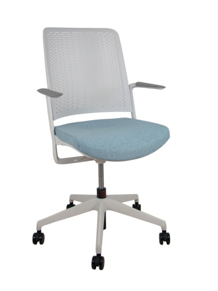 Silla WithMe gris asiento blazer azul claro